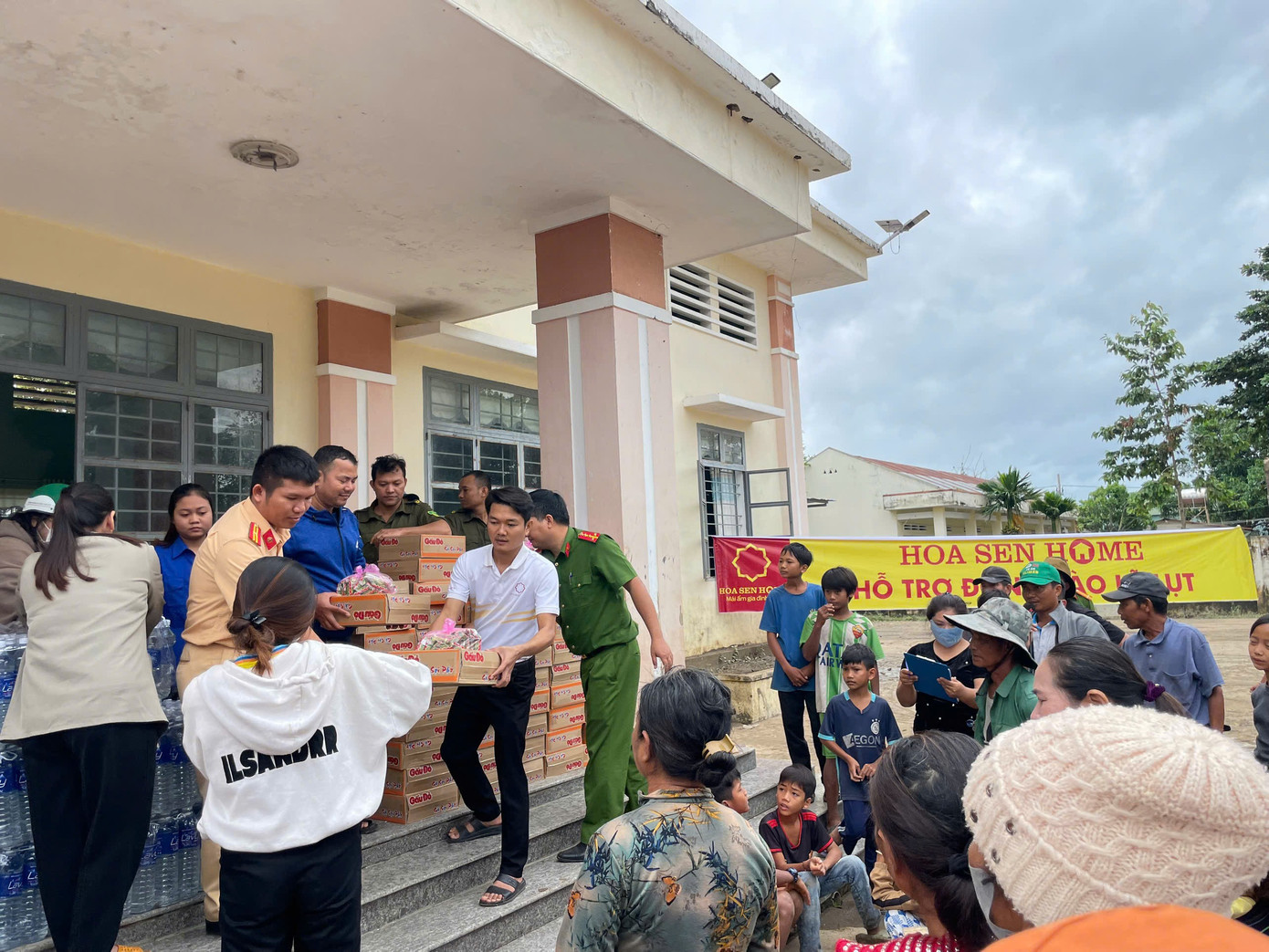 Tập đoàn Hoa Sen cứu trợ nhu yếu phẩm cho bà con vùng lũ xuyên đêm- Ảnh 3.