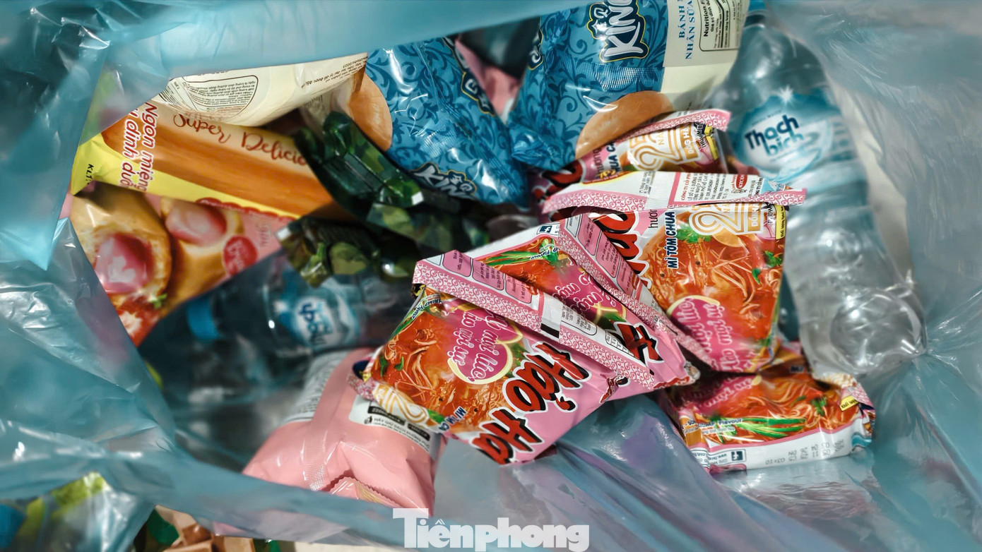 Người dân Quảng Ngãi nổi lửa sáng đêm nấu bánh chưng, soạn thực phẩm gửi vùng lũ- Ảnh 5.