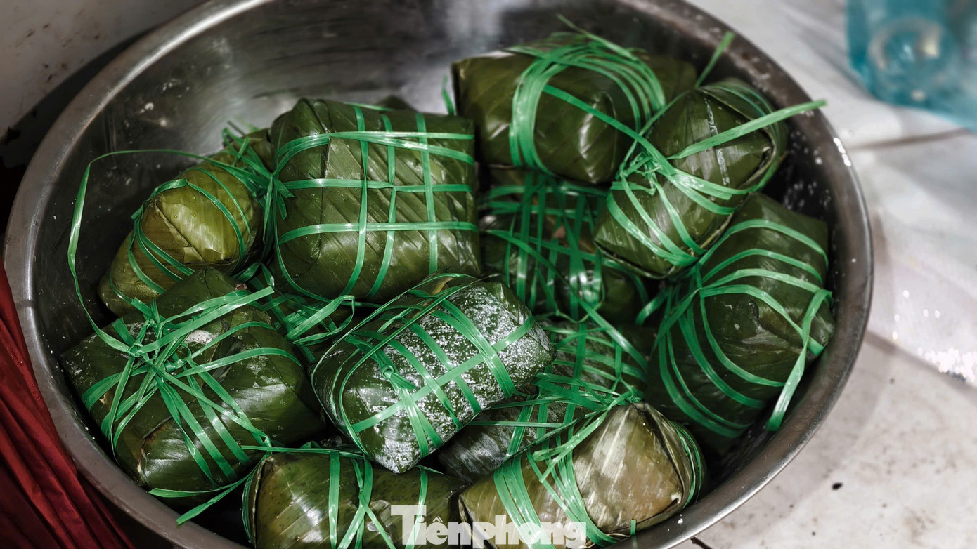 Người dân Quảng Ngãi nổi lửa sáng đêm nấu bánh chưng, soạn thực phẩm gửi vùng lũ- Ảnh 12.