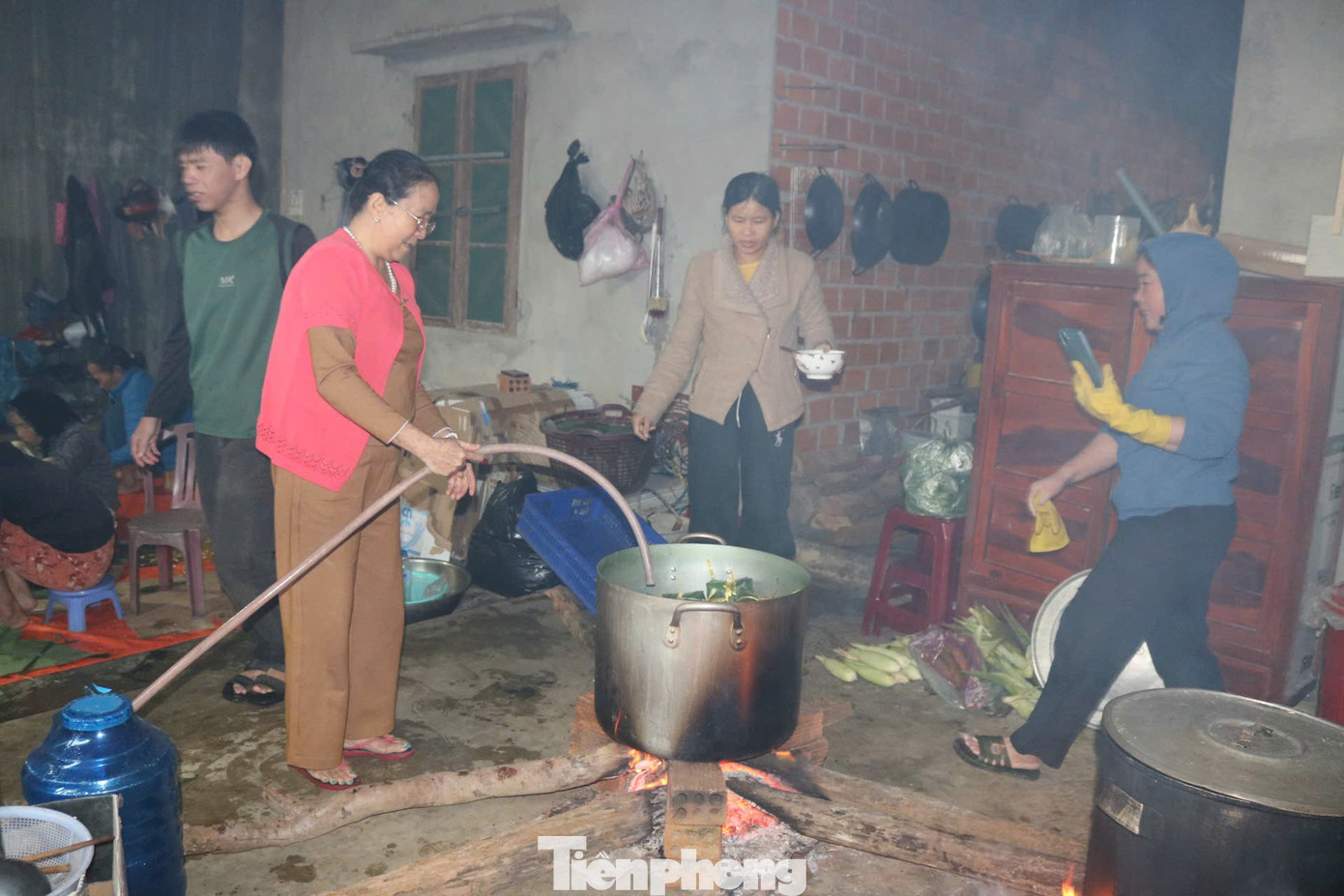 Người dân Quảng Ngãi nổi lửa sáng đêm nấu bánh chưng, soạn thực phẩm gửi vùng lũ- Ảnh 22.