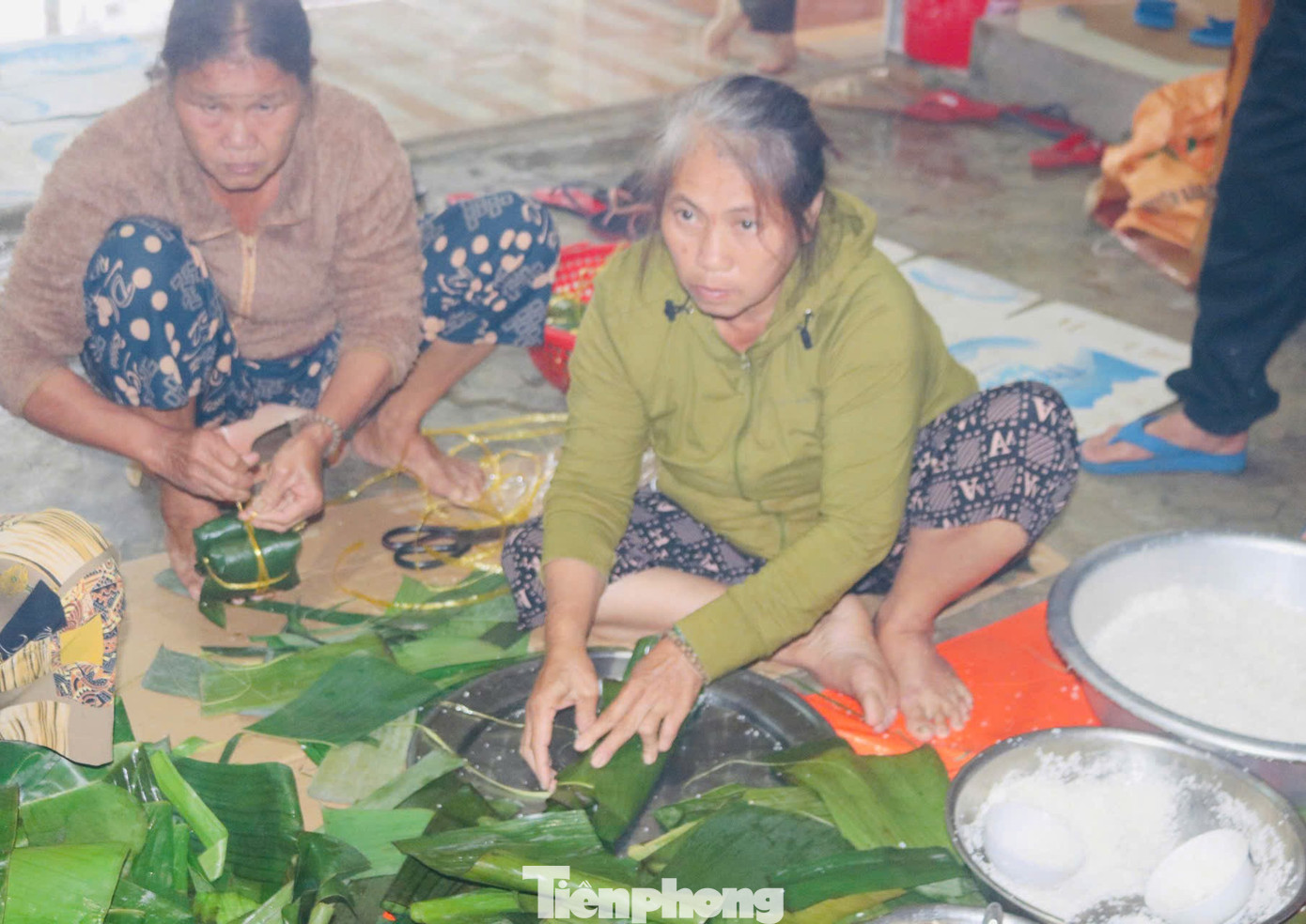 Người dân Quảng Ngãi nổi lửa sáng đêm nấu bánh chưng, soạn thực phẩm gửi vùng lũ- Ảnh 26.