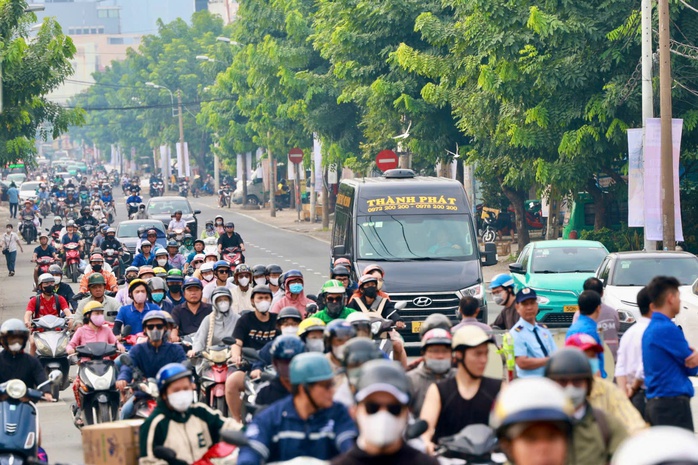 Cầu Bình Triệu 1 chính thức thông xe: Mở lại làn ô tô - Ảnh 7.