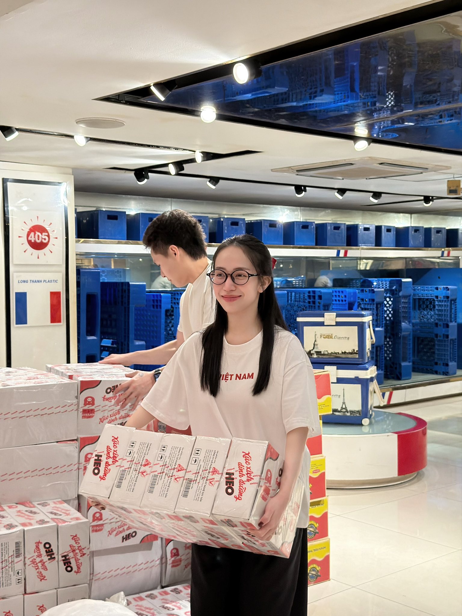 Ái nữ nhà Minh Nhựa - mẹ 4 con Joyce Phạm tất bật chuẩn bị các thùng nhu yếu phẩm gửi vào miền Trung, hỗ trợ bà con vùng lũ- Ảnh 1.