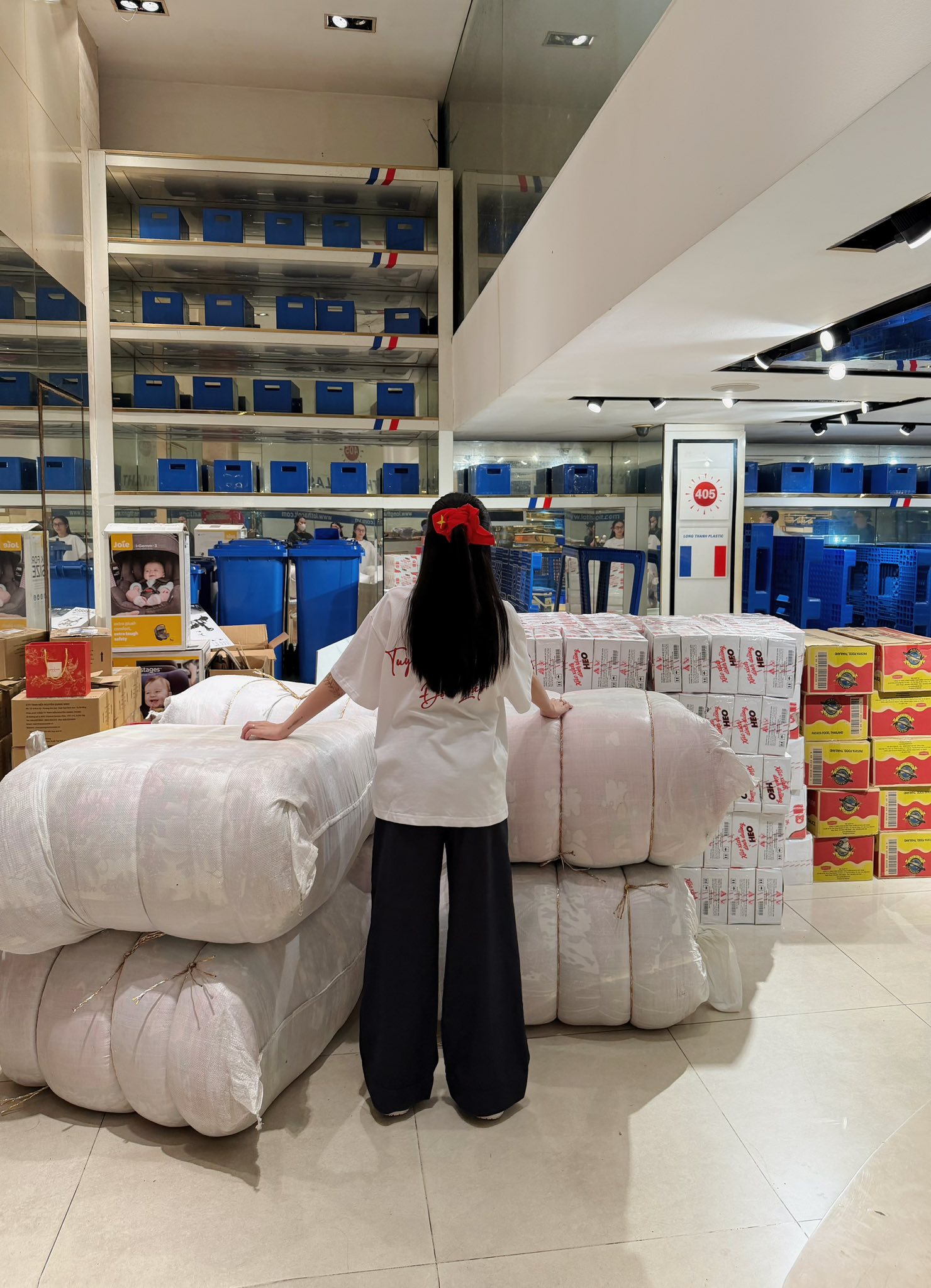 Ái nữ nhà Minh Nhựa - mẹ 4 con Joyce Phạm tất bật chuẩn bị các thùng nhu yếu phẩm gửi vào miền Trung, hỗ trợ bà con vùng lũ- Ảnh 2.