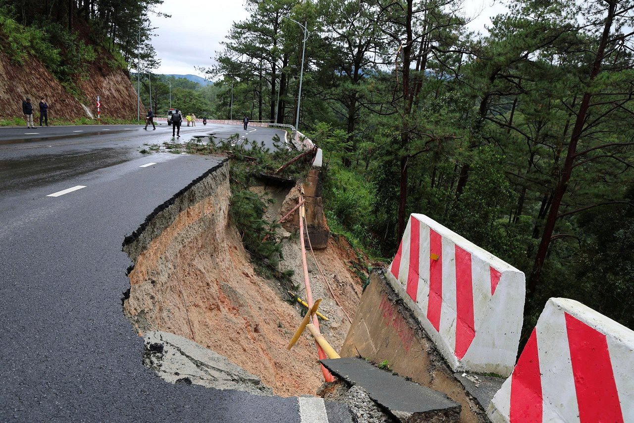 Mưa lớn gây sạt lở nghiêm trọng nhiều tuyến đèo huyết mạch ở Lâm Đồng, Đèo Cả lập tức hành động- Ảnh 2.