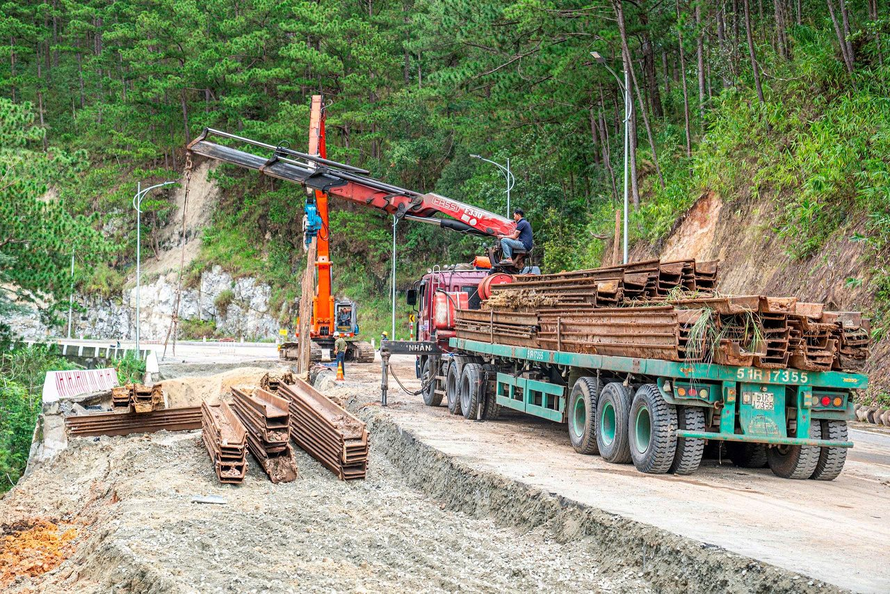 Mưa lớn gây sạt lở nghiêm trọng nhiều tuyến đèo huyết mạch ở Lâm Đồng, Đèo Cả lập tức hành động- Ảnh 3.
