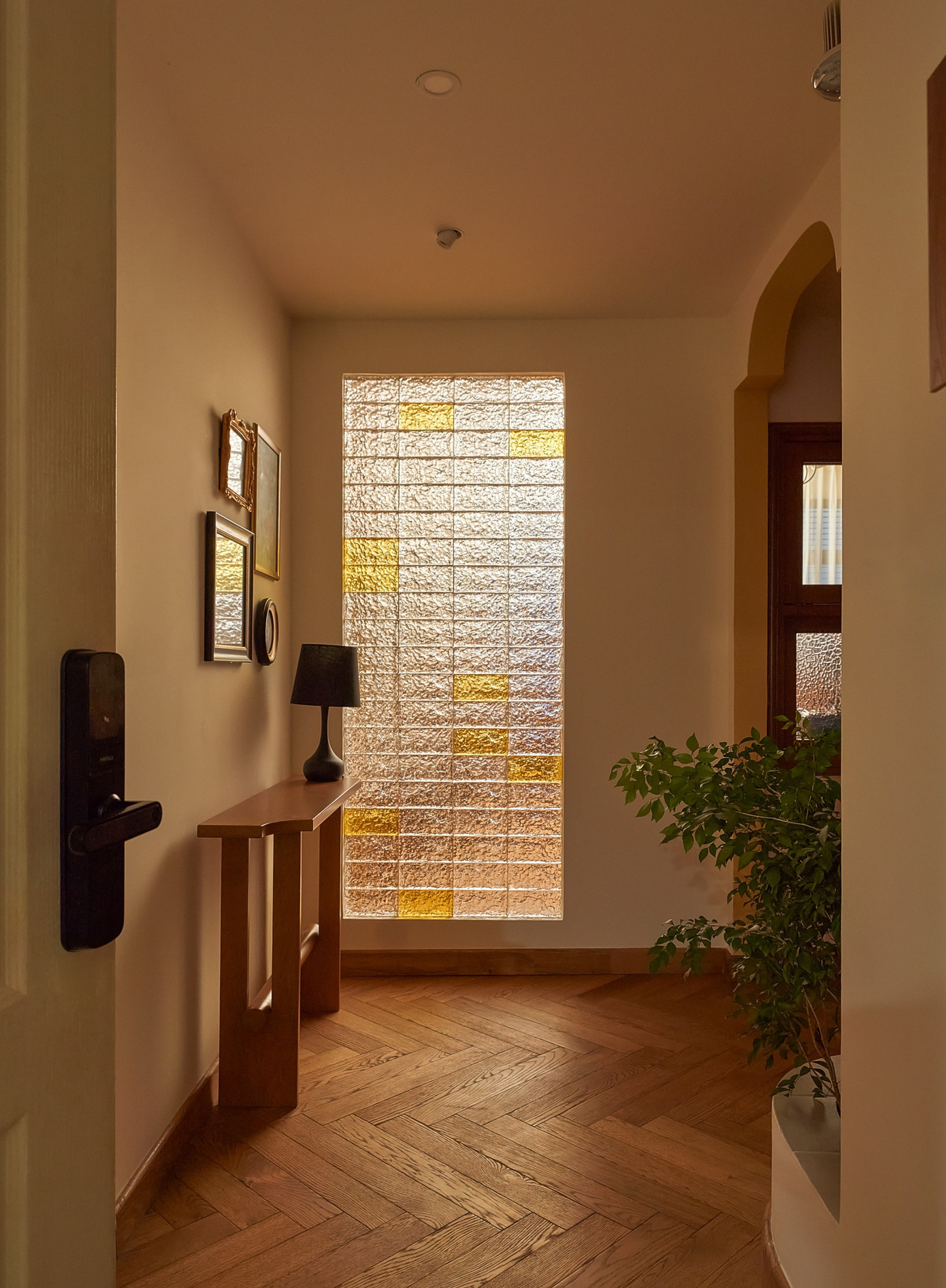 Căn hộ 130m2 được lấy cảm hứng từ những nếp gấp của gỗ- Ảnh 1.