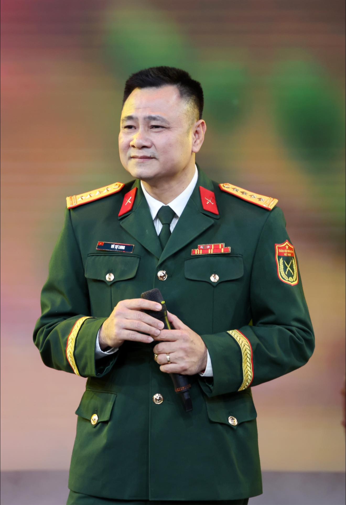 Đại tá quân đội được bổ nhiệm Phó Giám đốc Nhà hát Chèo, làm thần tượng tuổi 50 có đến 8 concert cháy vé- Ảnh 1.