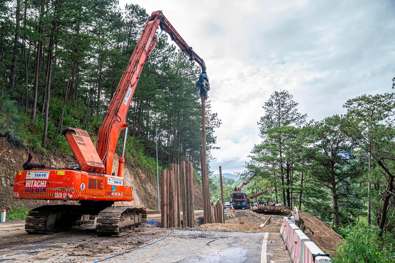 Mưa lớn gây sạt lở nghiêm trọng nhiều tuyến đèo huyết mạch ở Lâm Đồng, Đèo Cả lập tức hành động- Ảnh 4.
