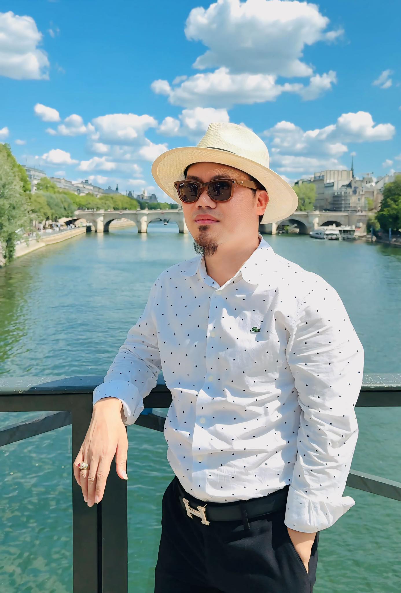 Nam nghệ sĩ sở hữu nhà ở phố Nguyễn Thượng Hiền, biệt phủ ở ngoại ô Hà Nội, vợ sinh 5 con vẫn đẹp- Ảnh 2.