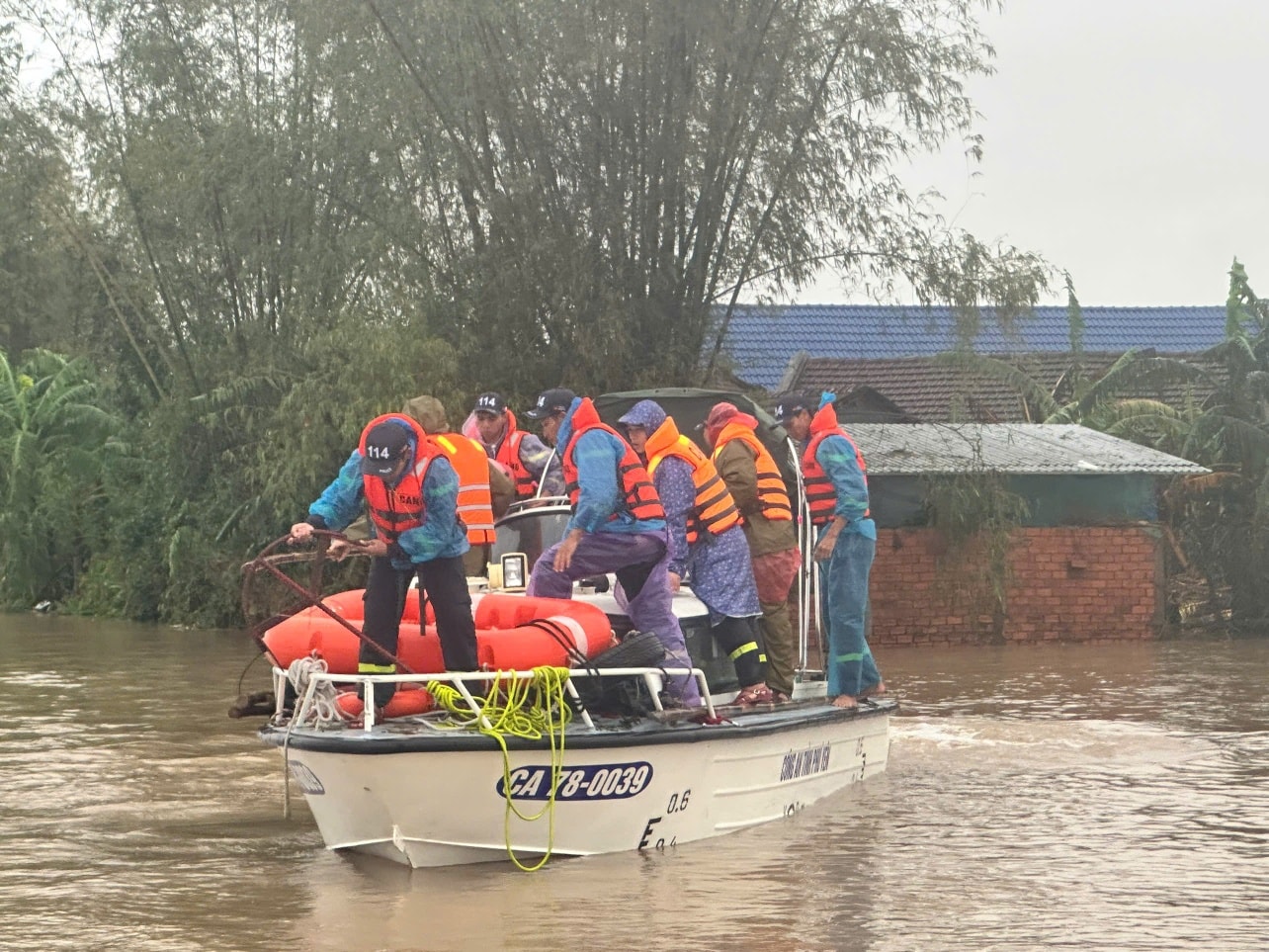 33 ngày đi theo bão lũ - Hành trình trực tiếp cứu hộ và tiếp sức đồng bào miền Trung của chuyên gia khí tượng- Ảnh 1.