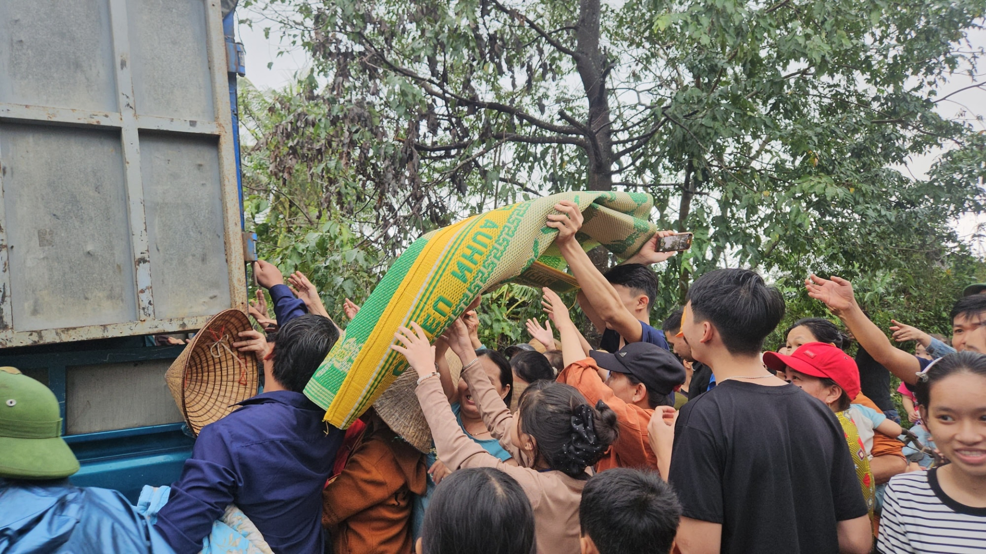 33 ngày đi theo bão lũ - Hành trình trực tiếp cứu hộ và tiếp sức đồng bào miền Trung của chuyên gia khí tượng- Ảnh 2.