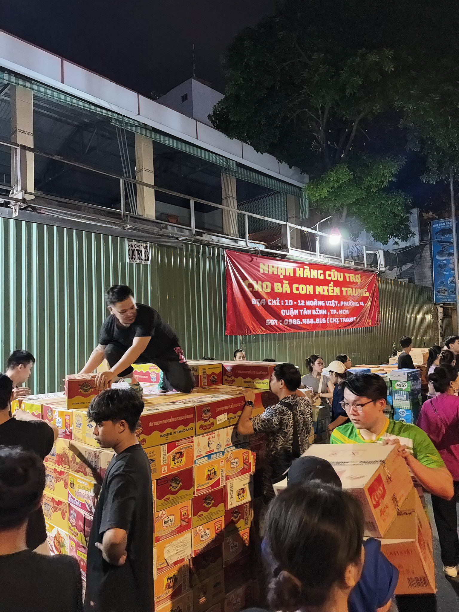 Ái nữ nhà Minh Nhựa - mẹ 4 con Joyce Phạm tất bật chuẩn bị các thùng nhu yếu phẩm gửi vào miền Trung, hỗ trợ bà con vùng lũ- Ảnh 7.