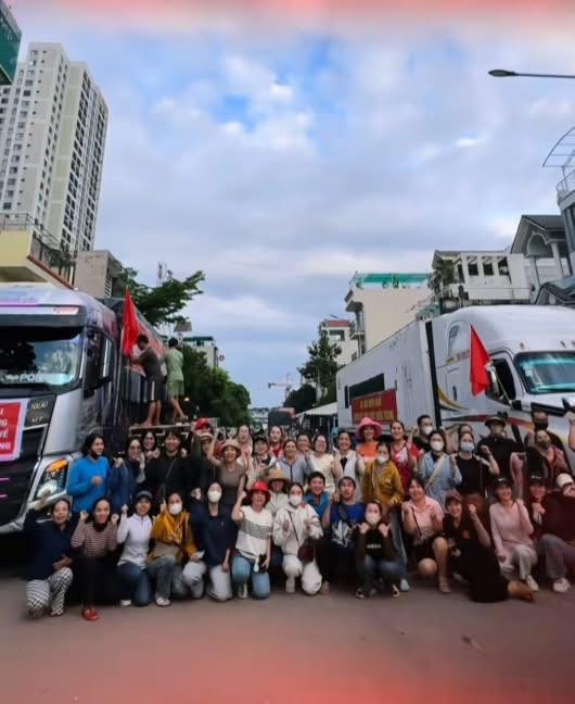 Chân dung nữ tài xế trẻ đẹp lái xe tải chở hàng cứu trợ miễn phí cho miền Trung- Ảnh 1.