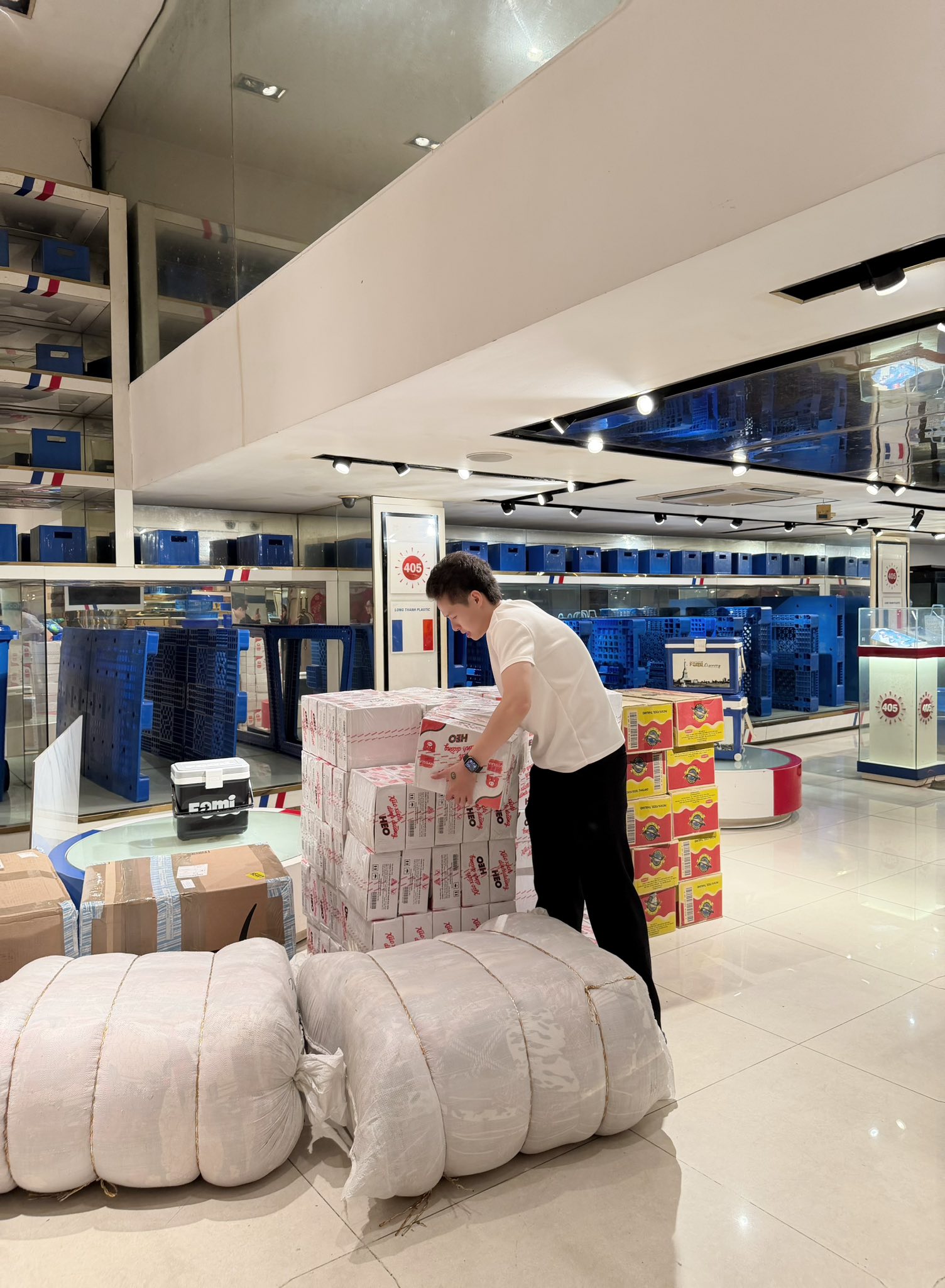 Ái nữ nhà Minh Nhựa - mẹ 4 con Joyce Phạm tất bật chuẩn bị các thùng nhu yếu phẩm gửi vào miền Trung, hỗ trợ bà con vùng lũ- Ảnh 3.