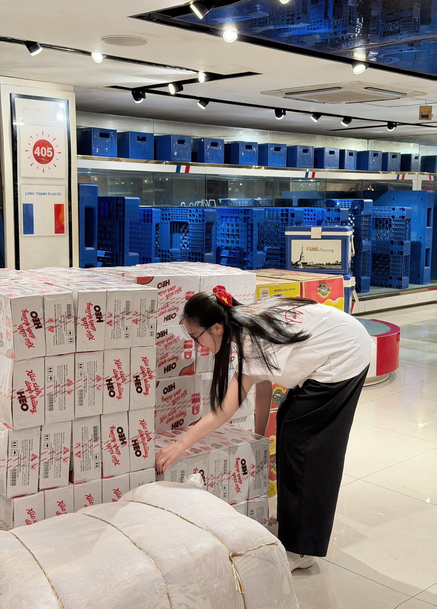 Ái nữ nhà Minh Nhựa - mẹ 4 con Joyce Phạm tất bật chuẩn bị các thùng nhu yếu phẩm gửi vào miền Trung, hỗ trợ bà con vùng lũ- Ảnh 4.