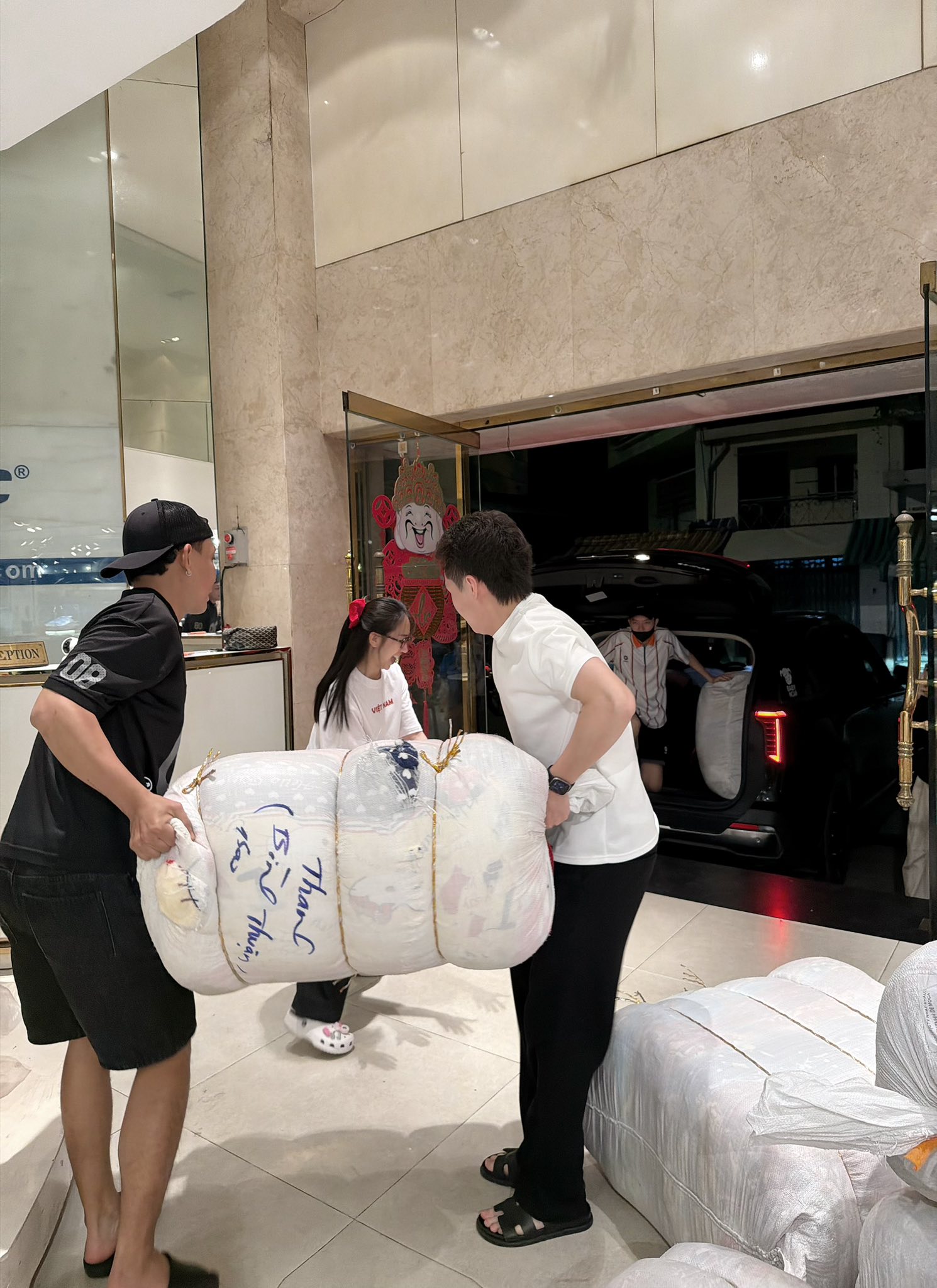 Ái nữ nhà Minh Nhựa - mẹ 4 con Joyce Phạm tất bật chuẩn bị các thùng nhu yếu phẩm gửi vào miền Trung, hỗ trợ bà con vùng lũ- Ảnh 5.