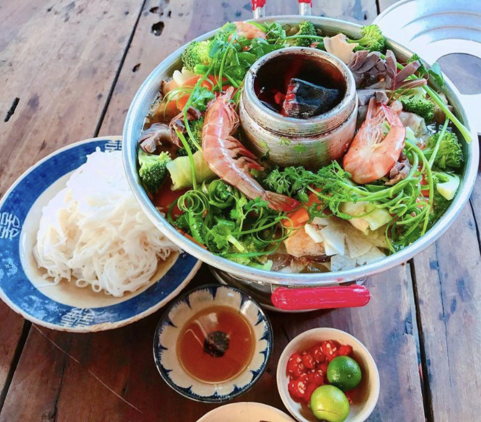 Lẩu "than thở" nổi tiếng miền Tây: Rực rỡ sắc màu, nấu trong chiếc nồi như miệng núi lửa- Ảnh 2.