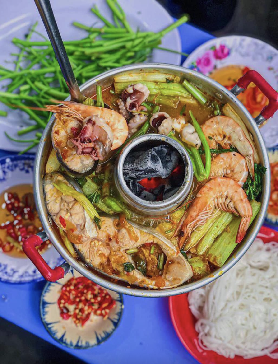 Lẩu "than thở" nổi tiếng miền Tây: Rực rỡ sắc màu, nấu trong chiếc nồi như miệng núi lửa- Ảnh 3.