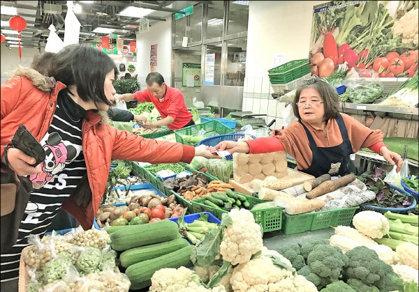 Mẹ Hà Nội chia sẻ: Giá rau tăng 40% làm tôi tá hoả nhưng lại học được 5 mẹo đi chợ tiết kiệm hơn- Ảnh 1. Mẹ Hà Nội chia sẻ: Giá rau tăng 40% làm tôi tá hoả nhưng lại học được 5 mẹo đi chợ tiết kiệm hơn- Ảnh 1.