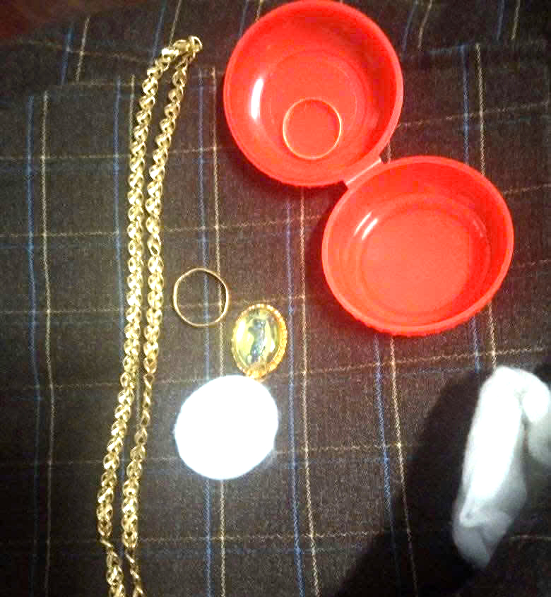 Phát hiện nhiều trang sức bằng vàng trong áo quần cũ gửi tặng đồng bào vùng lũ- Ảnh 1.