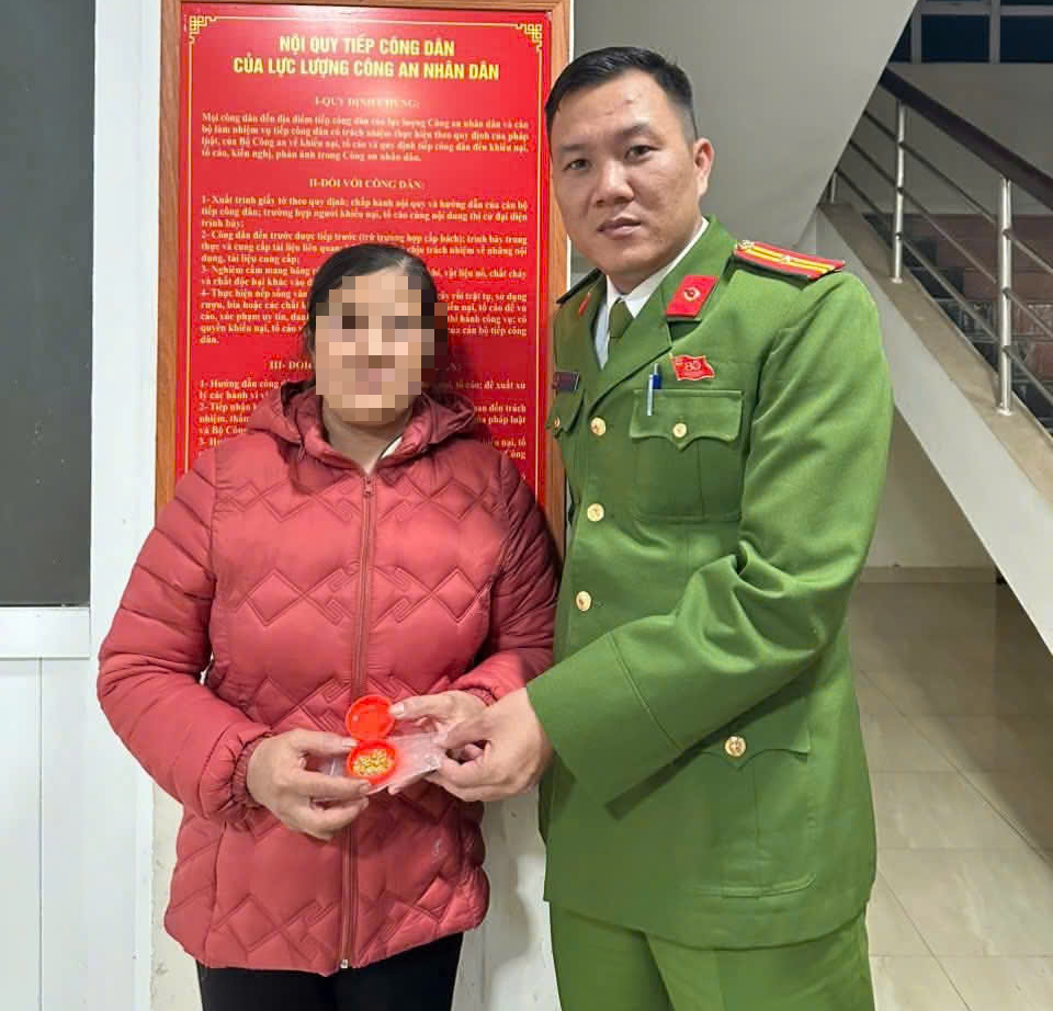 Phát hiện nhiều trang sức bằng vàng trong áo quần cũ gửi tặng đồng bào vùng lũ- Ảnh 2.