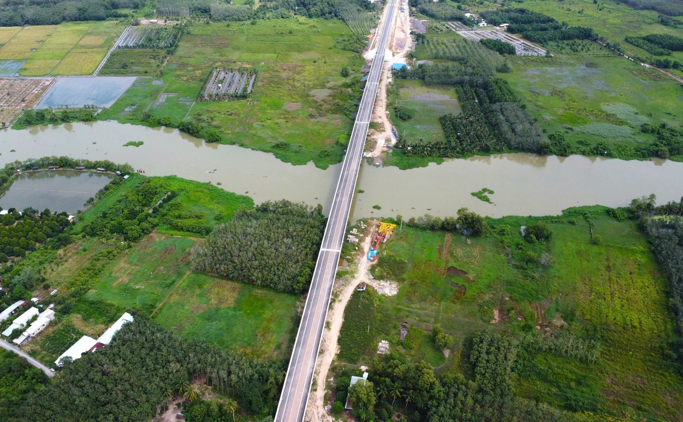 Nhìn toàn cảnh cầu vượt sông Sài Gòn nối TPHCM và Tây Ninh trước ngày thông xe- Ảnh 15.