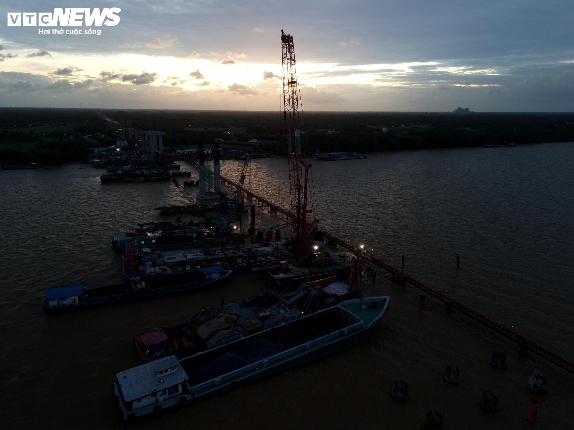 Xuyên đêm thi công cầu nối Cần Thơ - Vĩnh Long- Ảnh 8.