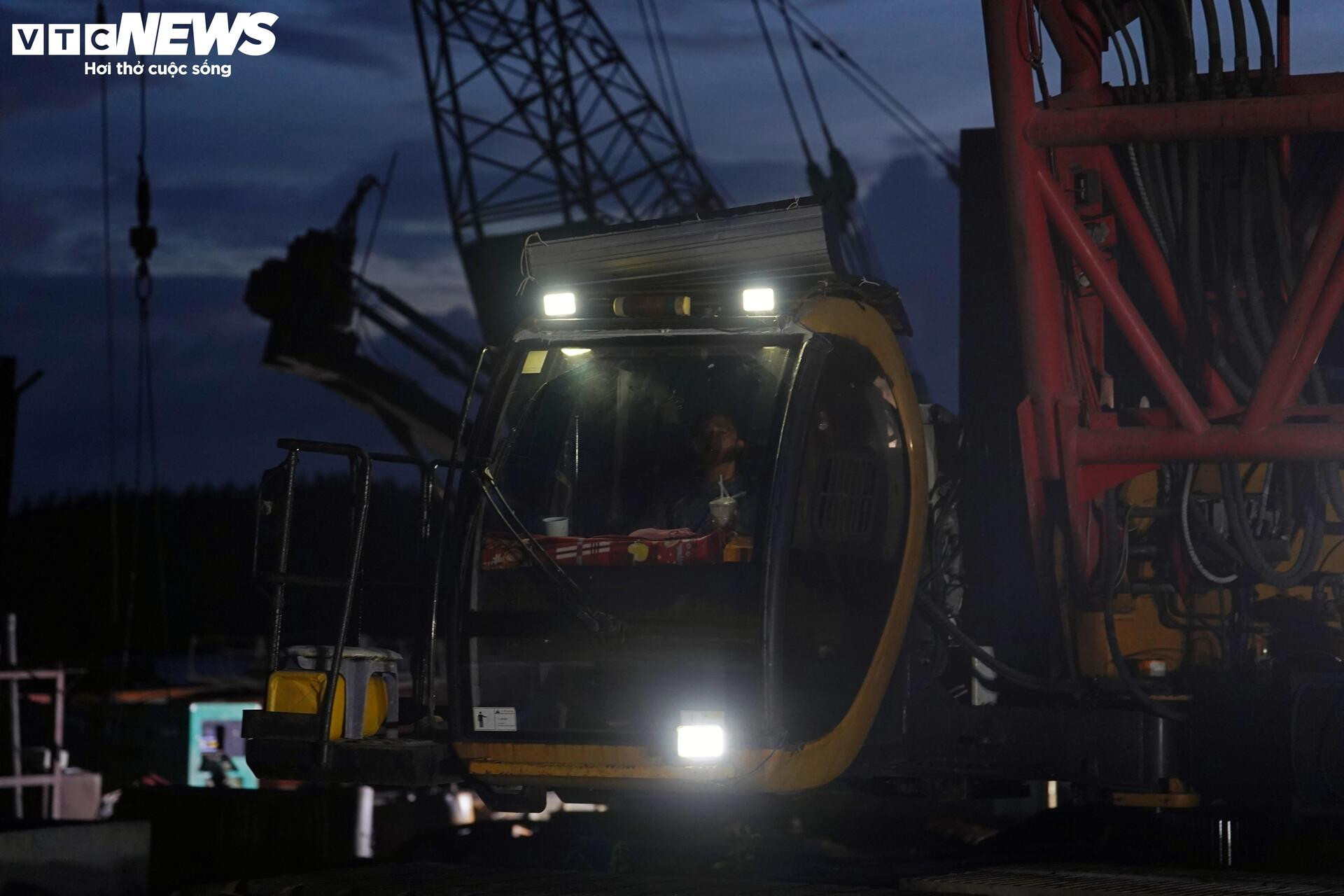 Xuyên đêm thi công cầu nối Cần Thơ - Vĩnh Long- Ảnh 4.