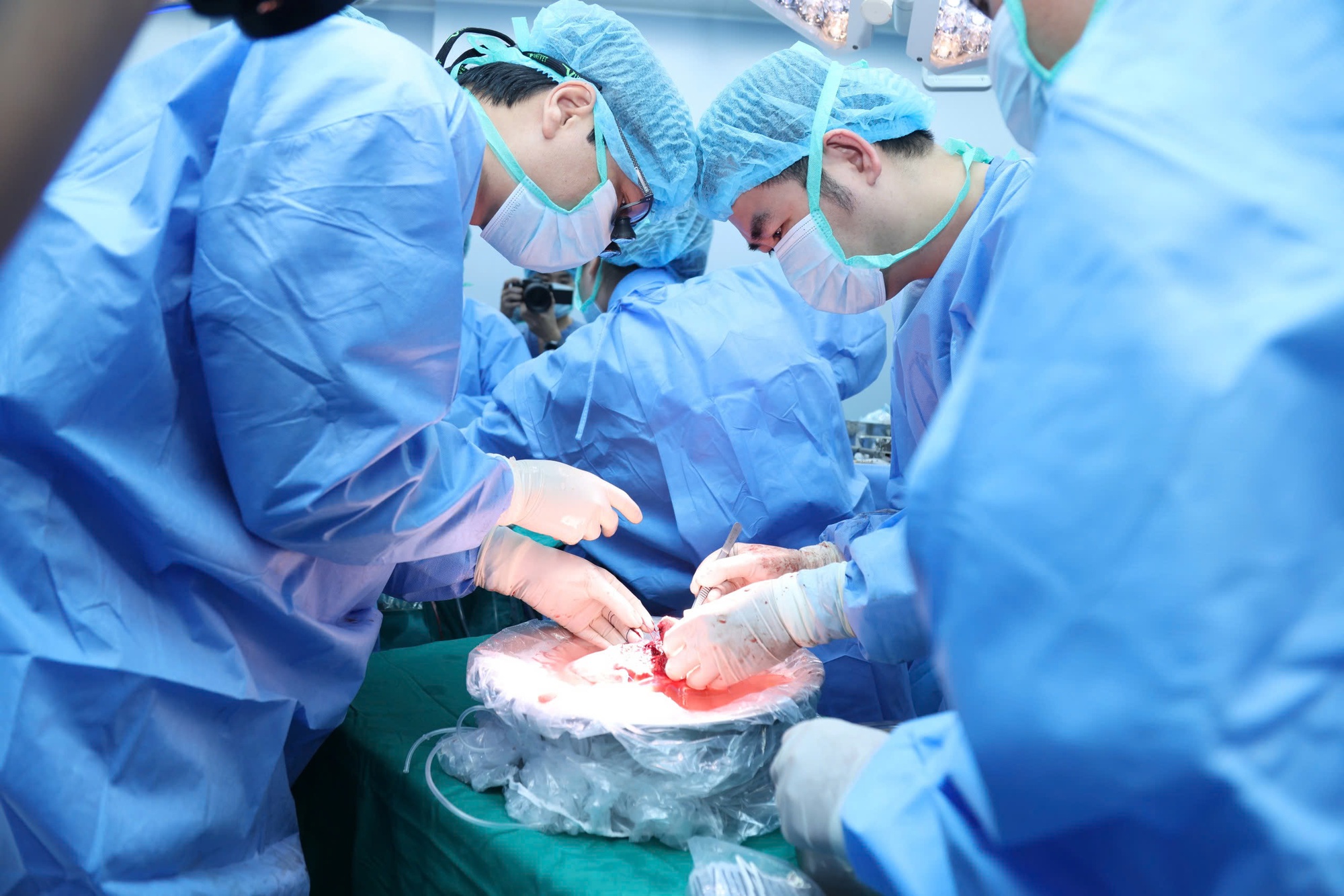 Bệnh viện 108 kích hoạt đồng thời 5 phòng mổ để ghép đa tạng từ người hiến chết não, cứu sống 6 bệnh nhân- Ảnh 2. Bệnh viện 108 kích hoạt đồng thời 5 phòng mổ để ghép đa tạng từ người hiến chết não, cứu sống 6 bệnh nhân- Ảnh 2.