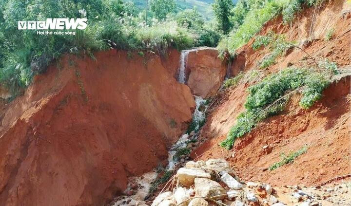 Cận cảnh đường đứt gãy tạo hố sâu 35m, cả thôn ở Quảng Ngãi bị chia cắt- Ảnh 3.