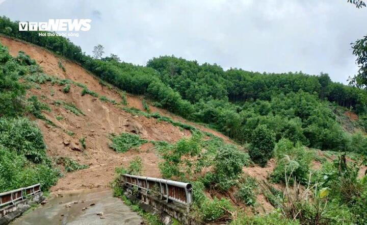 Cận cảnh đường đứt gãy tạo hố sâu 35m, cả thôn ở Quảng Ngãi bị chia cắt- Ảnh 5.