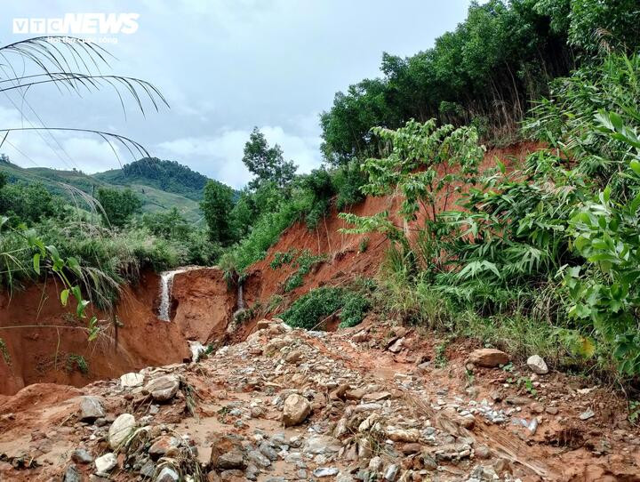 Cận cảnh đường đứt gãy tạo hố sâu 35m, cả thôn ở Quảng Ngãi bị chia cắt- Ảnh 1.