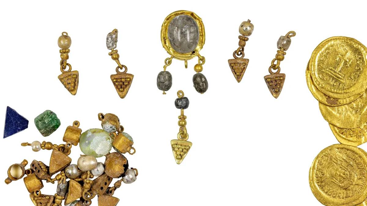 Tình cờ đi ngang một tảng đá lớn, người phụ nữ bất ngờ phát hiện 97 đồng tiền vàng nguyên chất cùng hàng chục món trang sức tinh xảo- Ảnh 1.