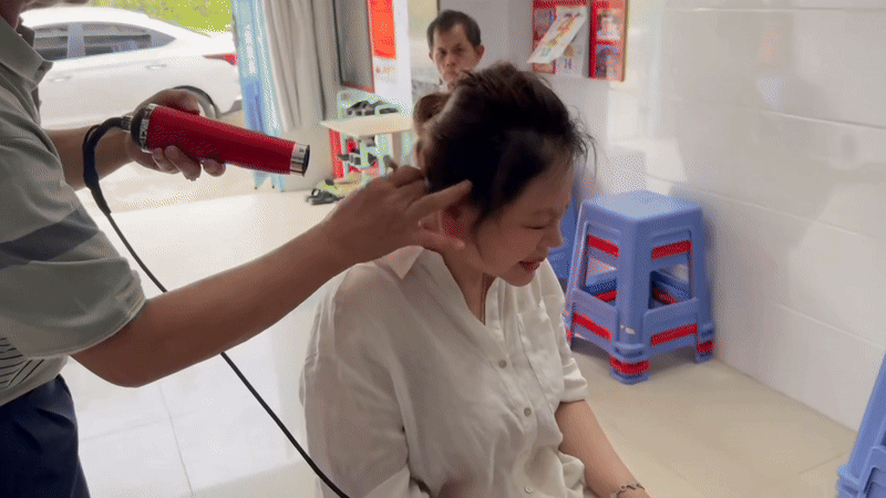 Lê Giang bị teo chân, phải lết vào nhà tắm để khóc- Ảnh 1.