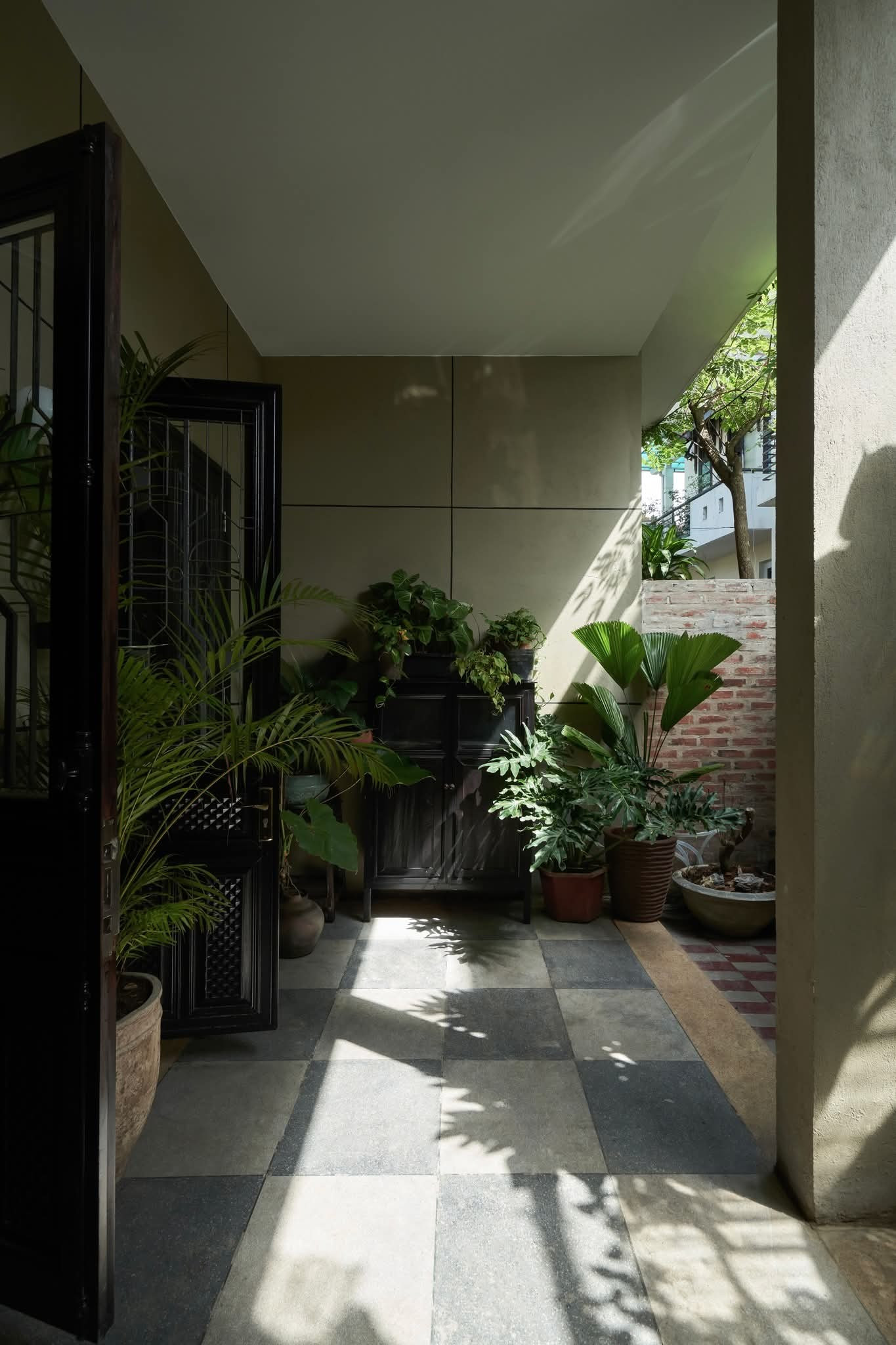 Vẻ đẹp cổ điển trong ngôi nhà được xây dựng từ 1993 tại Huế- Ảnh 2.