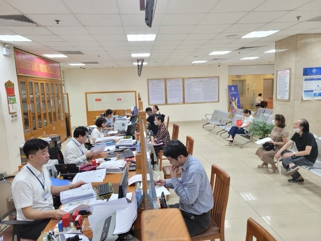 Hà Nội: Hỗ trợ tối đa 24 tháng lương cho người ngoài chỉ tiêu biên chế nghỉ việc khi triển khai chính quyền hai cấp- Ảnh 1.