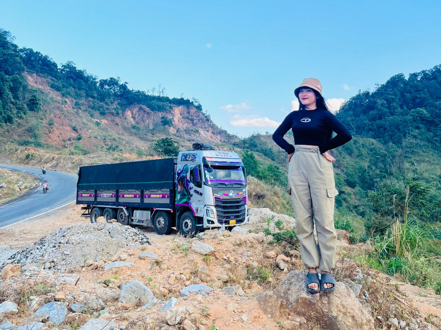 Chân dung nữ tài xế trẻ đẹp lái xe tải chở hàng cứu trợ miễn phí cho miền Trung- Ảnh 3.