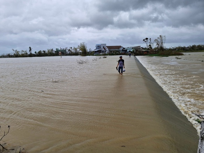 Gia Lai họp khẩn, yêu cầu sơ tán dân trong đêm vì nước sông dâng cao- Ảnh 1. Gia Lai họp khẩn, yêu cầu sơ tán dân trong đêm vì nước sông dâng cao- Ảnh 1.