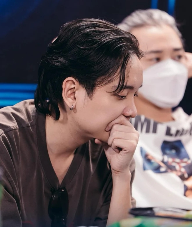 Giọng hát run rẩy của Giám đốc âm nhạc “suy” nhất Việt Nam- Ảnh 3. Giọng hát run rẩy của Giám đốc âm nhạc “suy” nhất Việt Nam- Ảnh 3.