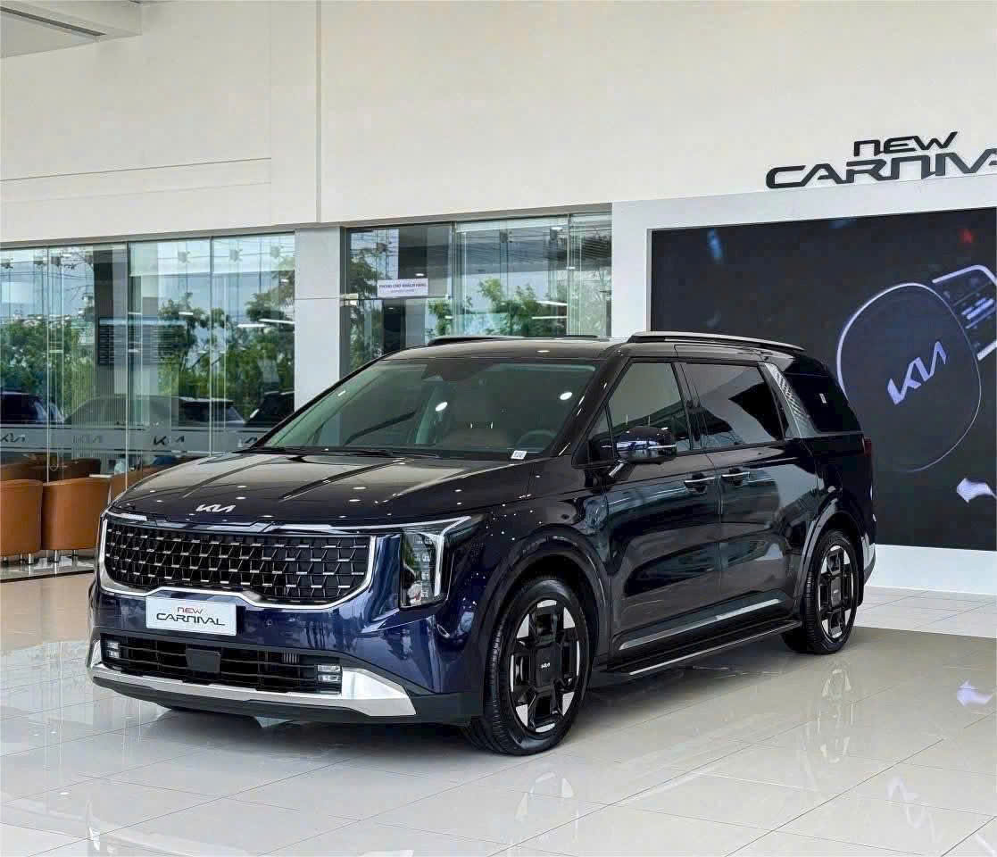 Kia Carnival giảm giá tới 100 triệu tại đại lý, giá thực tế chỉ ngang xe đã qua sử dụng- Ảnh 1.