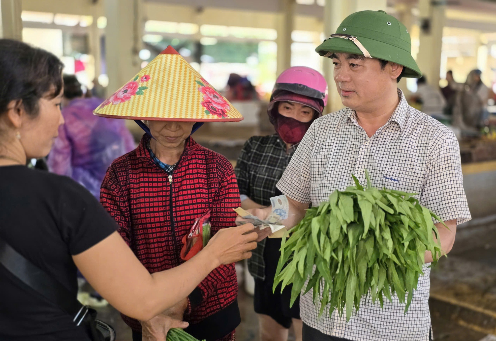 Ra chợ thấy giá rau tăng chóng mặt, Bí thư Tỉnh uỷ Khánh Hoà chỉ đạo nóng- Ảnh 2.