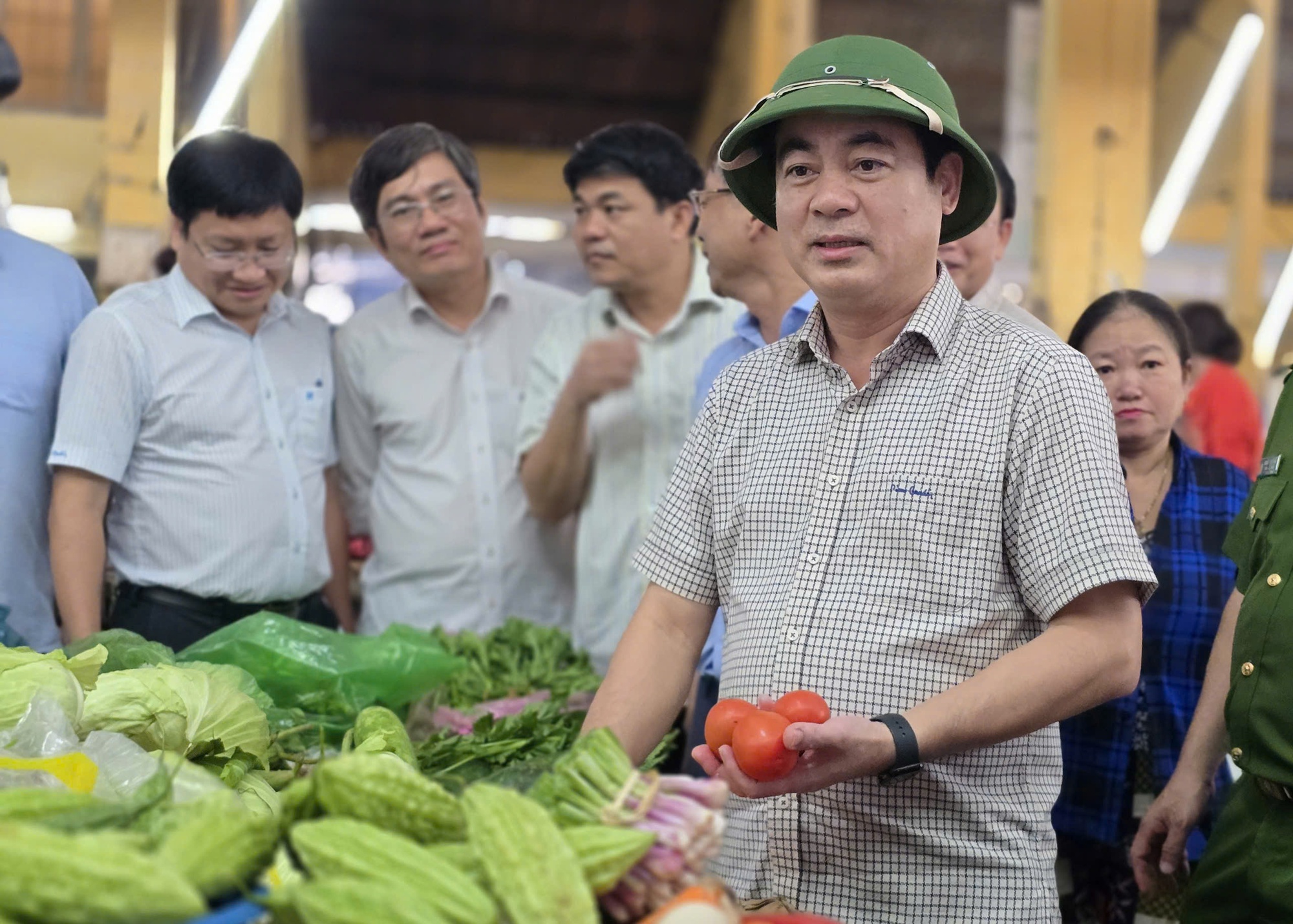 Ra chợ thấy giá rau tăng chóng mặt, Bí thư Tỉnh uỷ Khánh Hoà chỉ đạo nóng- Ảnh 1.