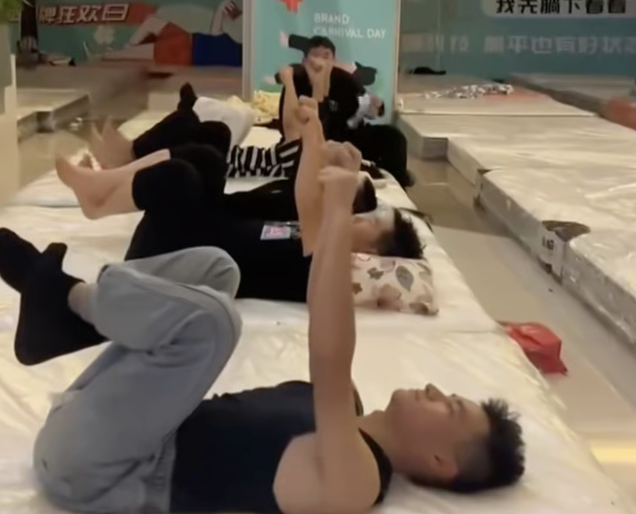 Nằm một chỗ hơn 33 giờ, chàng trai trẻ ẵm giải vô địch: Trung Quốc bùng nổ trào lưu ‘nằm phẳng’ điên rồ- Ảnh 1.