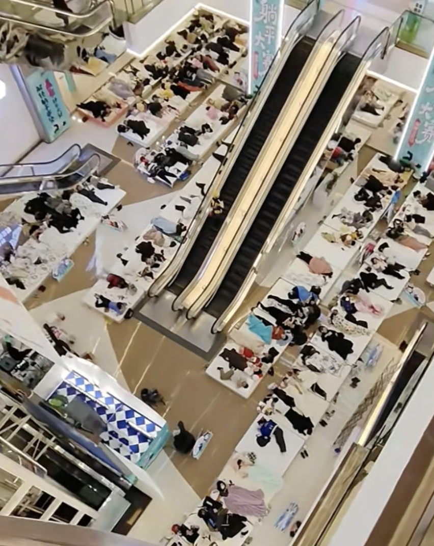 Nằm một chỗ hơn 33 giờ, chàng trai trẻ ẵm giải vô địch: Trung Quốc bùng nổ trào lưu ‘nằm phẳng’ điên rồ- Ảnh 2.