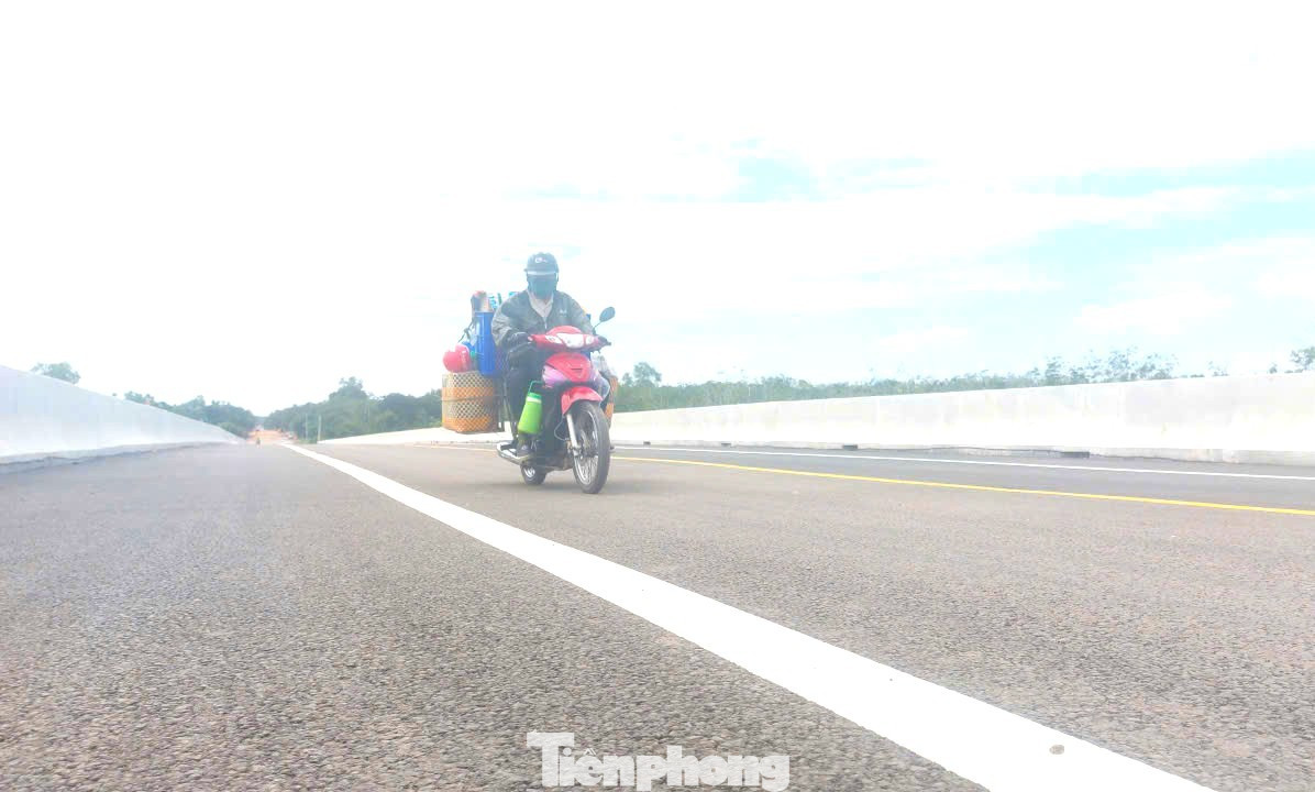 Nhìn toàn cảnh cầu vượt sông Sài Gòn nối TPHCM và Tây Ninh trước ngày thông xe- Ảnh 9.