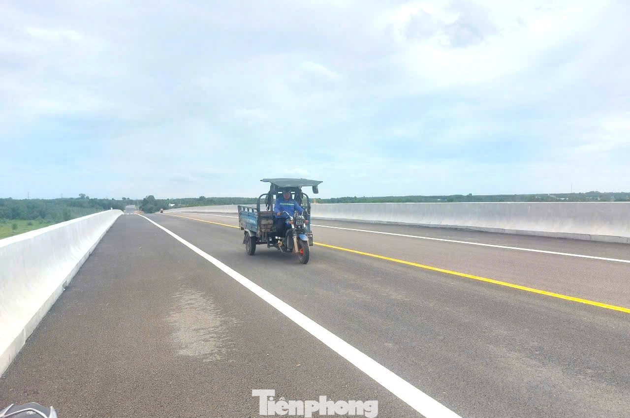 Nhìn toàn cảnh cầu vượt sông Sài Gòn nối TPHCM và Tây Ninh trước ngày thông xe- Ảnh 5.