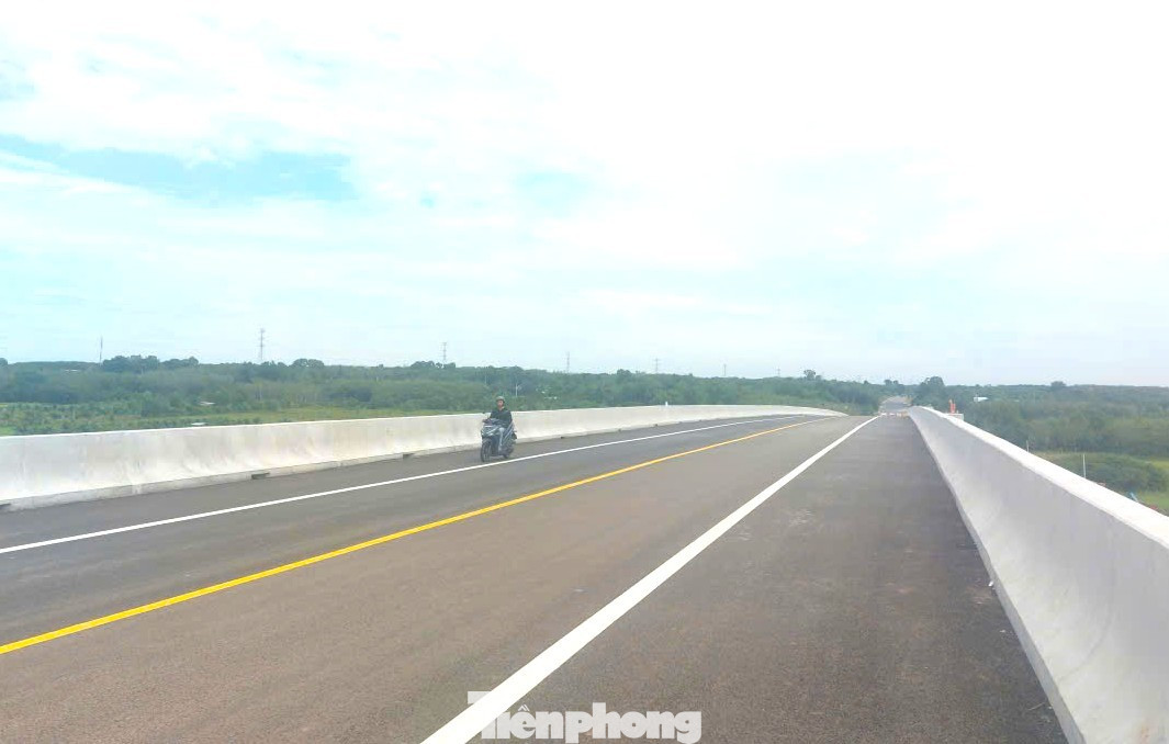 Nhìn toàn cảnh cầu vượt sông Sài Gòn nối TPHCM và Tây Ninh trước ngày thông xe- Ảnh 3.