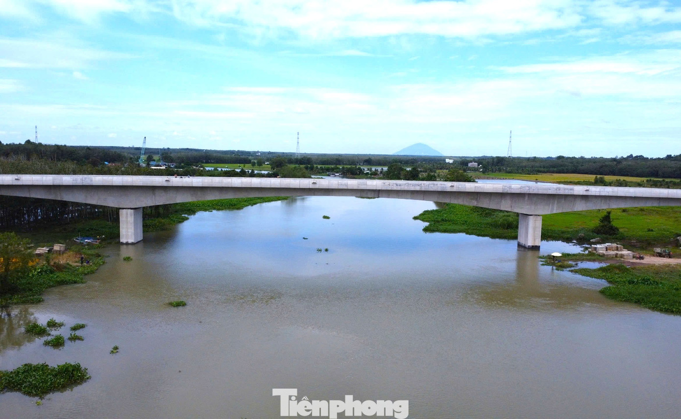 Nhìn toàn cảnh cầu vượt sông Sài Gòn nối TPHCM và Tây Ninh trước ngày thông xe- Ảnh 12.