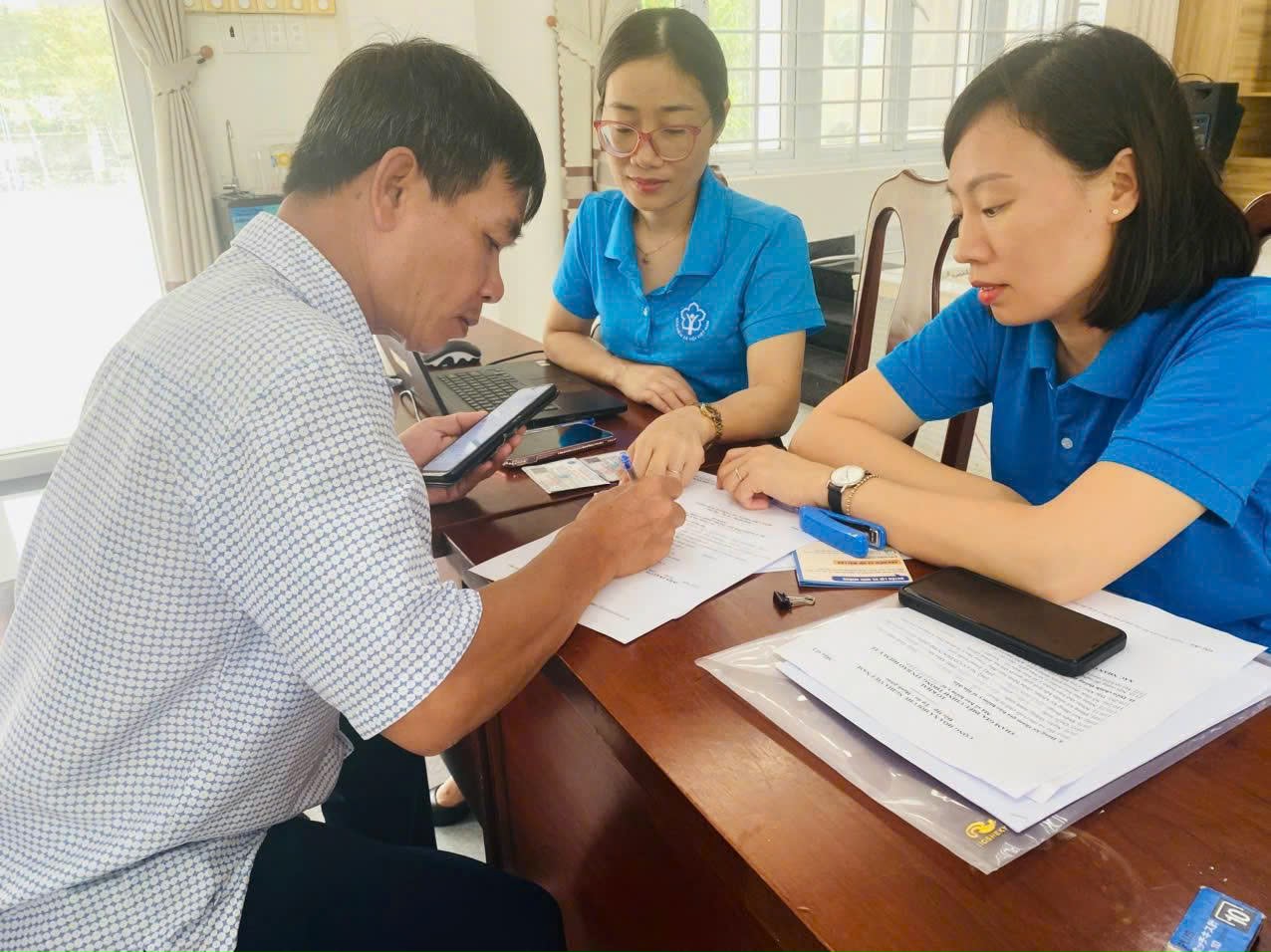 Đủ điều kiện hưởng lương hưu trước tuổi không được hưởng trợ cấp thất nghiệp- Ảnh 1.